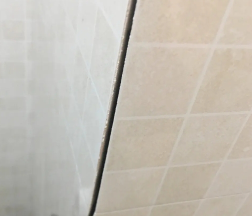 鄂托克旗瓷砖空鼓维修公司分享阳台瓷砖脱落的修复过程可以分为以下几个步骤