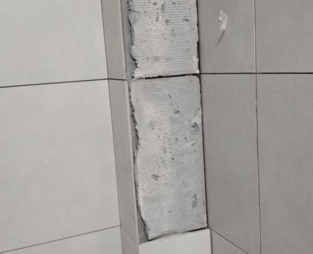 鄂托克旗瓷砖空鼓维修公司分享下瓷砖施工前基层浇水润湿程度不足，可能导致以下问题